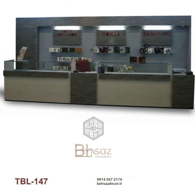 میز کانتر و پیشخوان خدمات تعمیرات موبایل مدل TBL-147 دارای ویترین شیشه ای روی میز و پنل دیواری برند