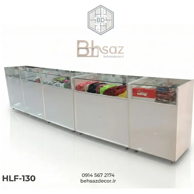 یز پیشخوان و ویترین شیشهای ام دی اف سفید مدل HLF-130 چیده شده کنار هم مناسب مغازه پوشاک و بدلیجات